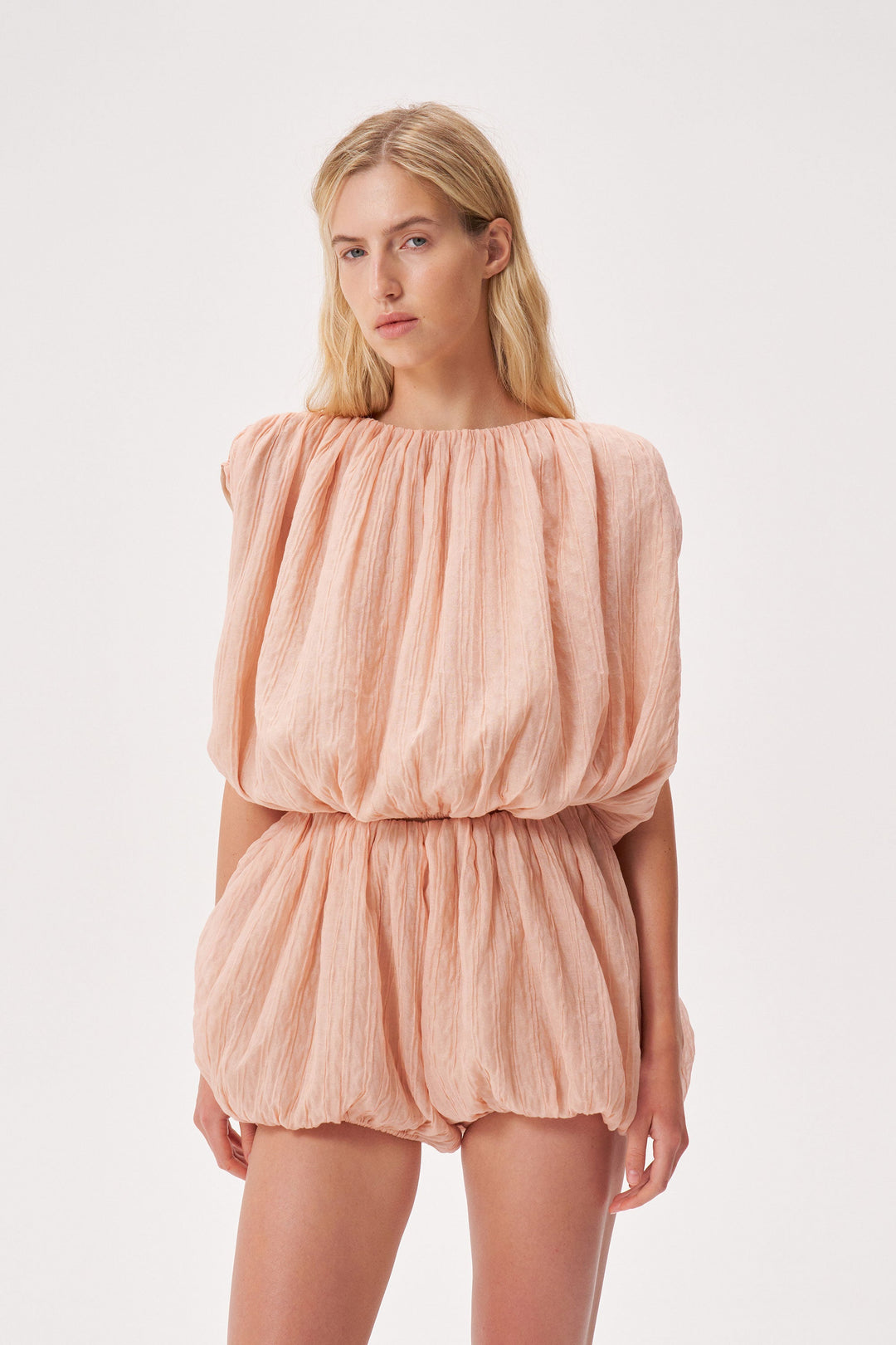 Sleeveless top with wrinkled–effect