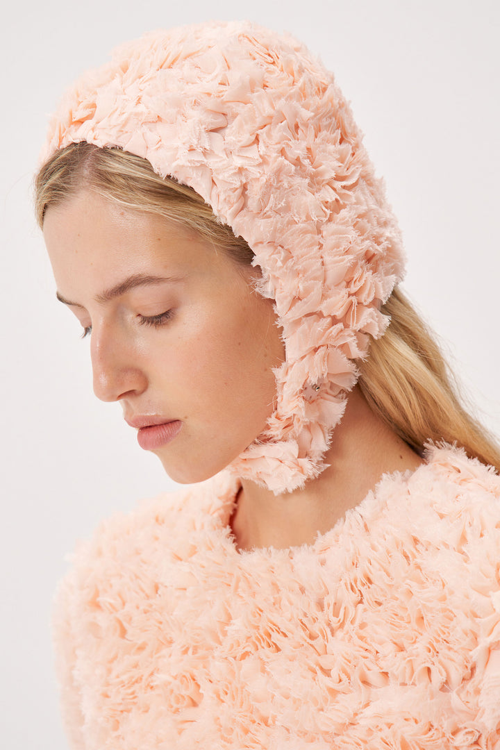 Voluminous textured bonnet