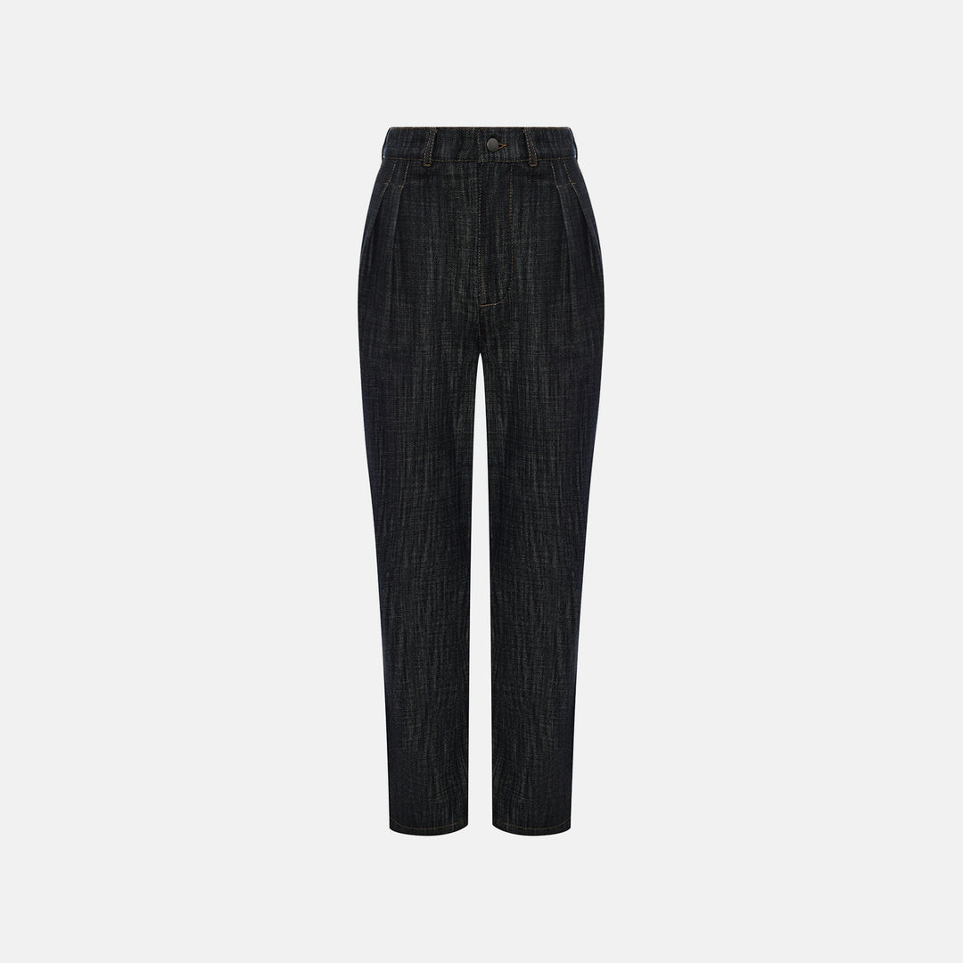 Jeans with a shaped yoke