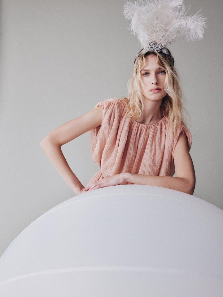 Sleeveless top with wrinkled–effect