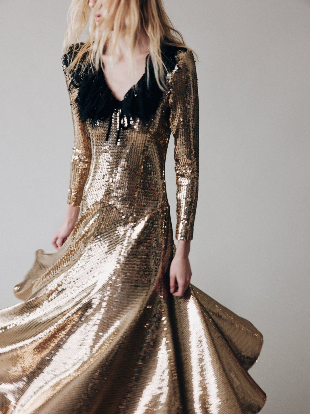 Sequinned dress with a lace collar