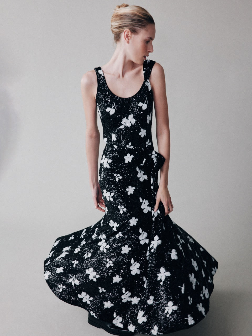 Sequinned dress with a waist bow