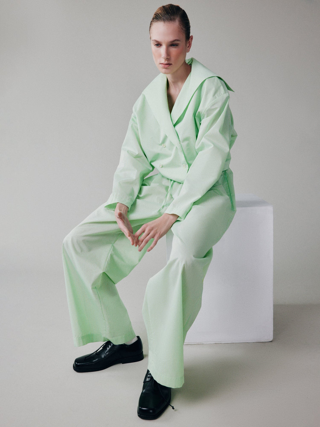 Double-breasted cropped cotton shirt