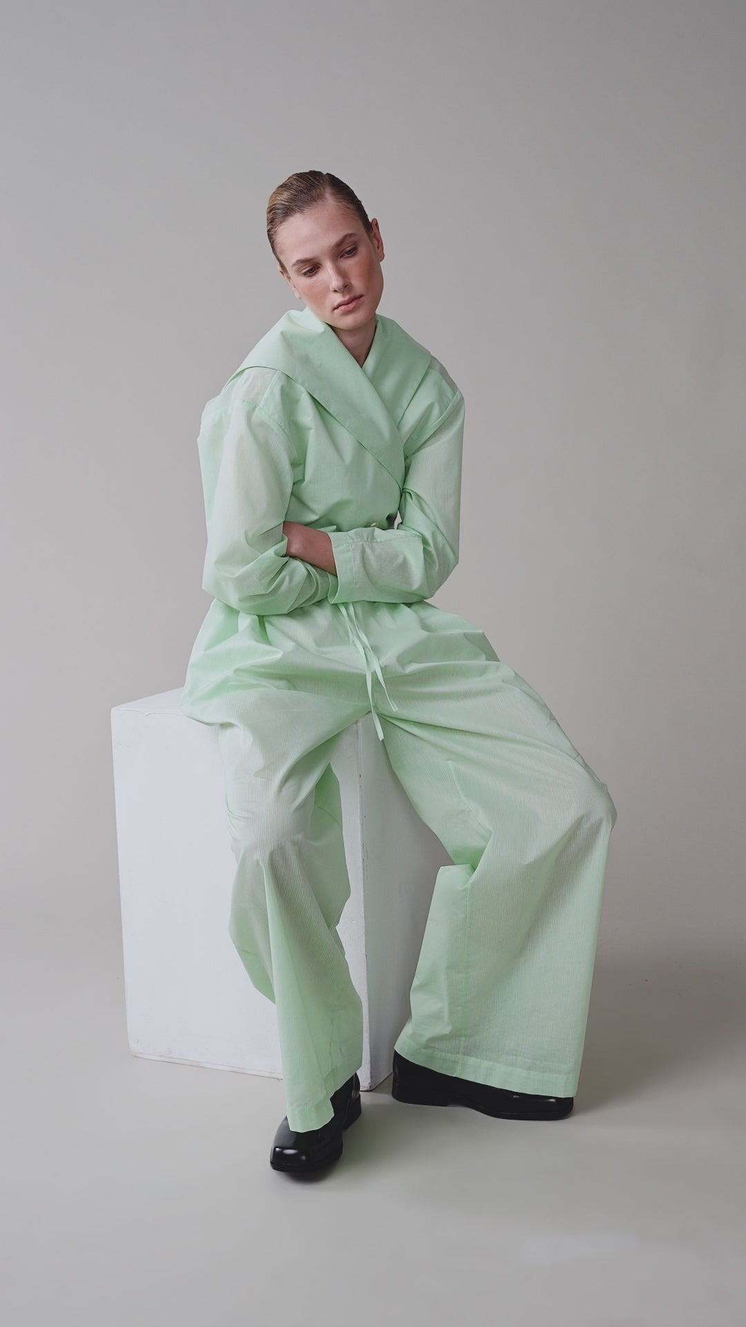 Double-breasted cropped cotton shirt